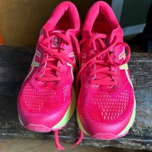 Size 11 ASICS Kayano 26. Barely worn!  Buy with confidence and have a great run!
